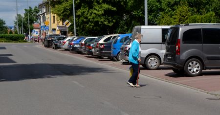 Nie, pieszy nie zawsze musi przechodzić po pasach. Przypominamy przepisy