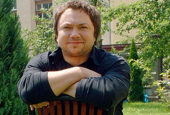 Przed laty bojkotowali go ze względu na religię. Usunął się w cień
