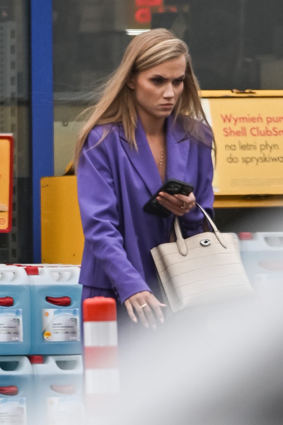 Agnieszka Kaczorowska na stacji tankowania