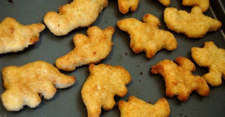 Mrożone nuggetsy z kurczaka z jasnego i ciemnego mięsa (wcześniej podgotowane)