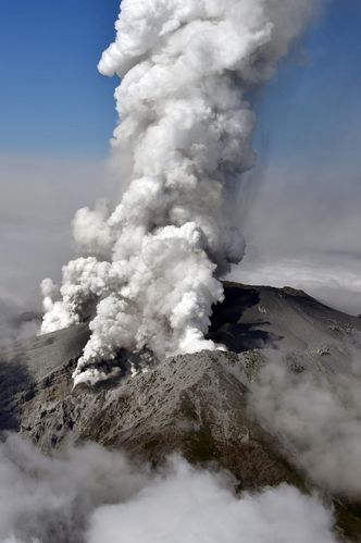 Erupcja wulkanu w Japonii. Turyści uwięzieni w górach
