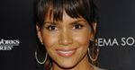 Halle Berry nurkuje z rekinami