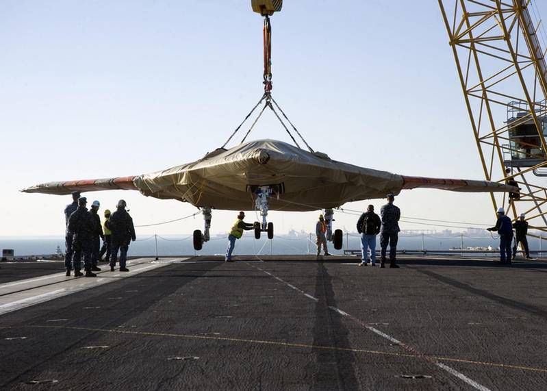 X-47B Pegasus opuszczany na pokład lotniskowca USS Harry S. Truman