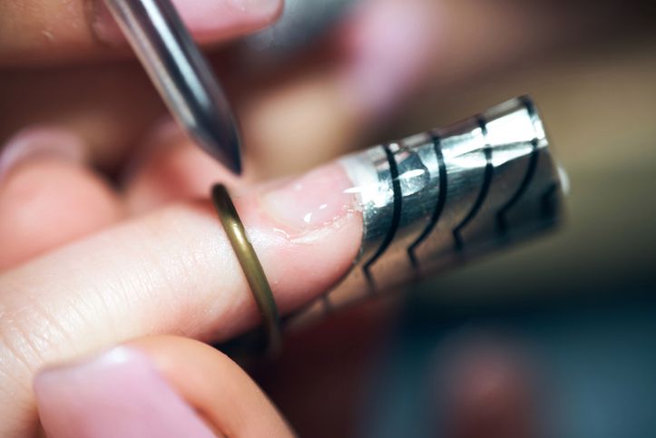 Jak prawidłowo nałożyć szablony do przedłużania paznokci? Wskazówki do domowego manicure