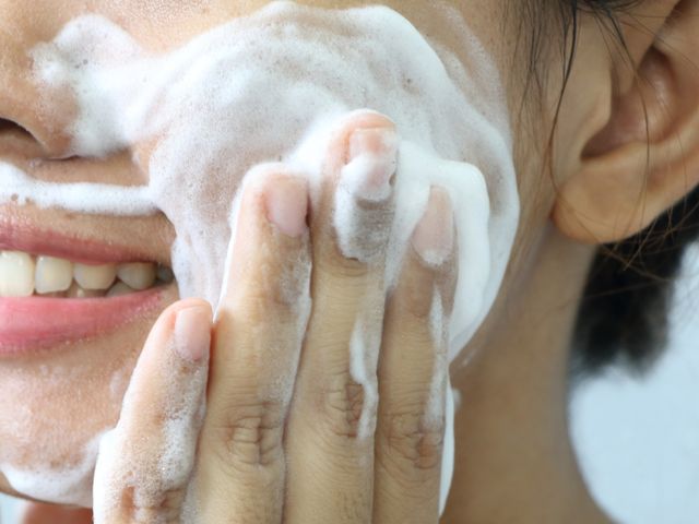 Pianka do mycia twarzy ma przyjemną konsystencję