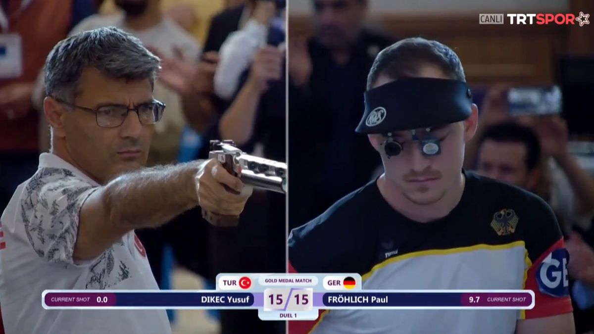 Twitter / TRT Sport / Na zdjęciu: Yusuf Dikec podczas strzelania (po lewej)