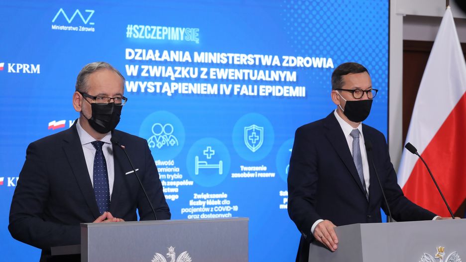 Mateusz Morawiecki, Adam NiedzielskiWarszawa, 30.07.2021. Koronawirus w Polsce. Premier Mateusz Morawiecki (P) oraz minister zdrowia Adam Niedzielski (L) podczas konferencji prasowej w Warszawie, 30 bm. (amb) PAP/Pawe� SupernakPawe� Supernakcorona virus, coronavirus, Covid-19, epidemia, konferencja, koronawirus, pandemia, polityk polityka, prasowa, SARS-CoV-2, stan epidemii, szczepienia, szczepie�