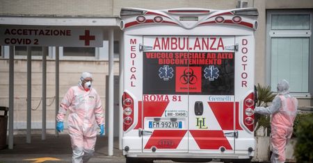 Koronawirus we Włoszech. Poruszające zdjęcie pielęgniarek obiegło sieć