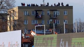 Kibice oglądali mecz Ekstraklasy z dachu bloku. Kuriozalne sceny w Częstochowie
