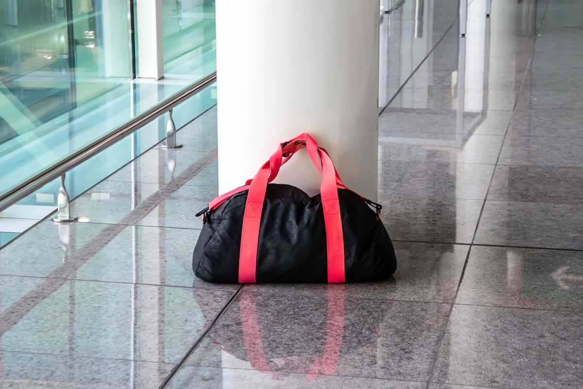 Bagaż pozostawiony na lotnisku (zdjęcie ilustracyjne) 