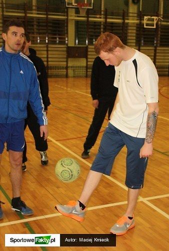 Kacper Gomólski uwielbia grać w piłkę, a ma ku temu okazje podczas obozu kadry w Zakopanem, gdzie może zmierzyć się ze swoimi kolegami z toru.