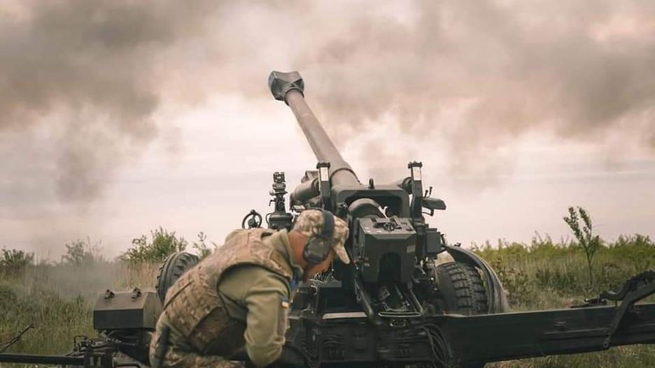 Włoska artyleria FH-70 ostrzeliwuje Rosjan w Ukrainie.