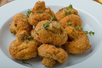 Zanurzam w cieście i układam na patelni. Na andrzejki to murowany hit