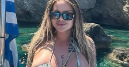 Ewel0na wspomina greckie wakacje, publikując fotkę w bikini
