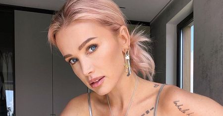 Odsłoniła klapy płaszcza i pokazała brzuch. Maffashion w nietypowej, jesiennej stylizacji