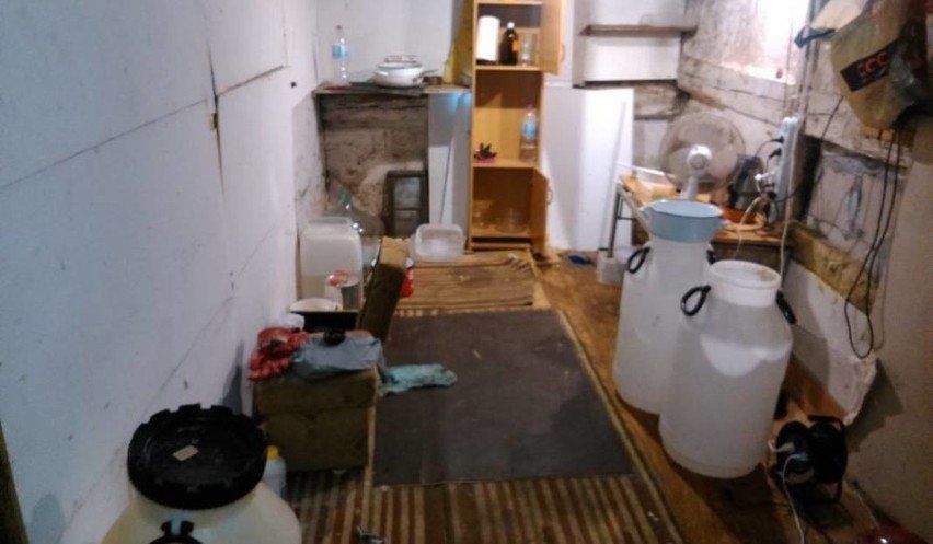 Fabryczka narkotyków działała w Toruniu dosłownie pod nosem policji - przy ul. PCK, niedaleko komisariatu policji Toruń Śródmieście. Po ośmiu latach od jej rozbicia bracia Cezary i Bartosz T. wciąż są bez kary za ten przestępczy proceder.