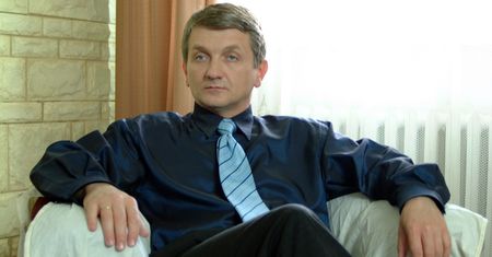Pamiętacie go z "Plebanii"? Tak Dariusz Kowalski wygląda po latach