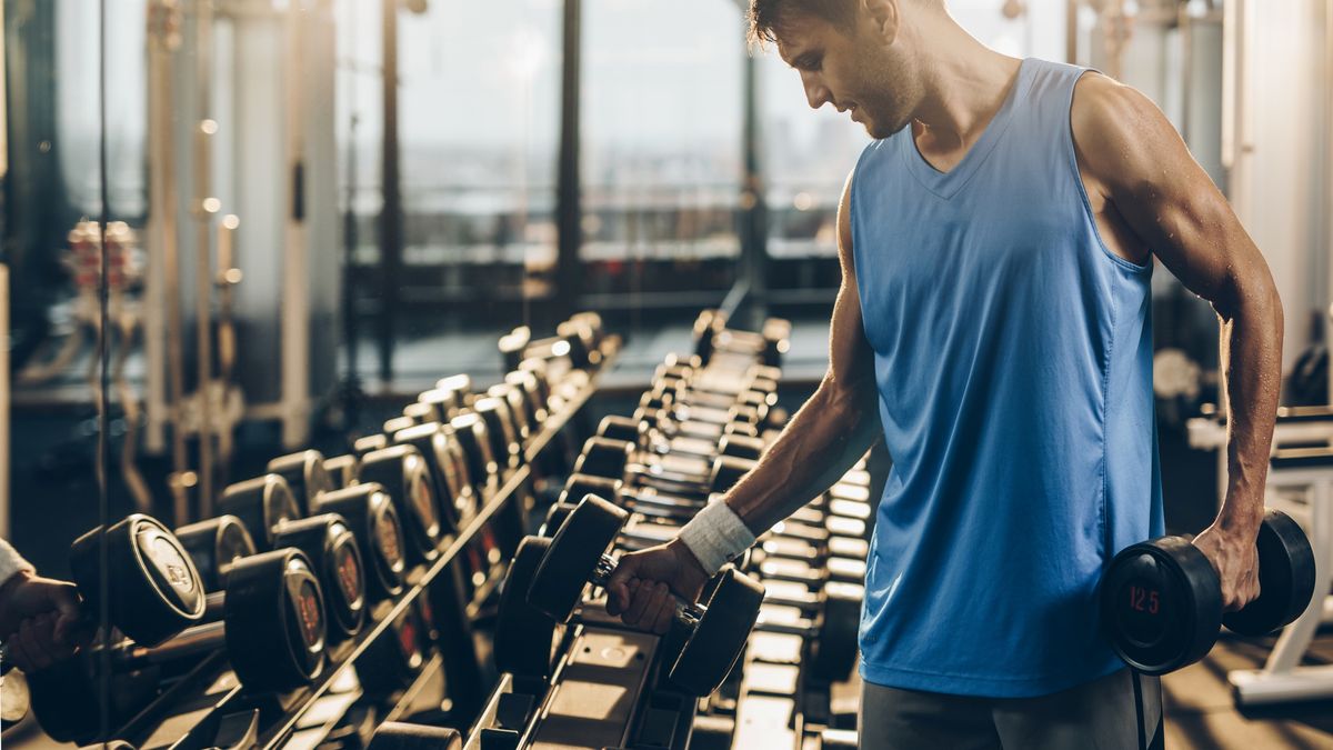Mężczyzna na siłowni