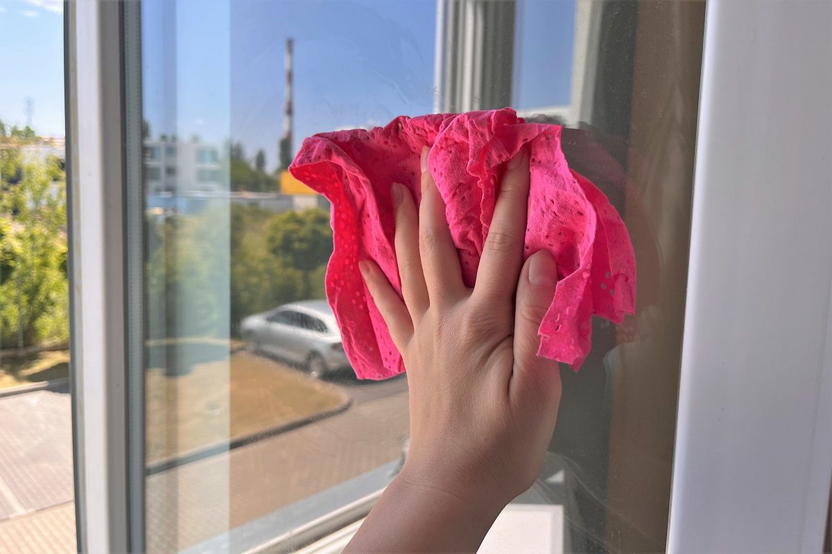 Czym myć okna, gdy zabraknie płynu do szyb? Fot. Genialne.pl