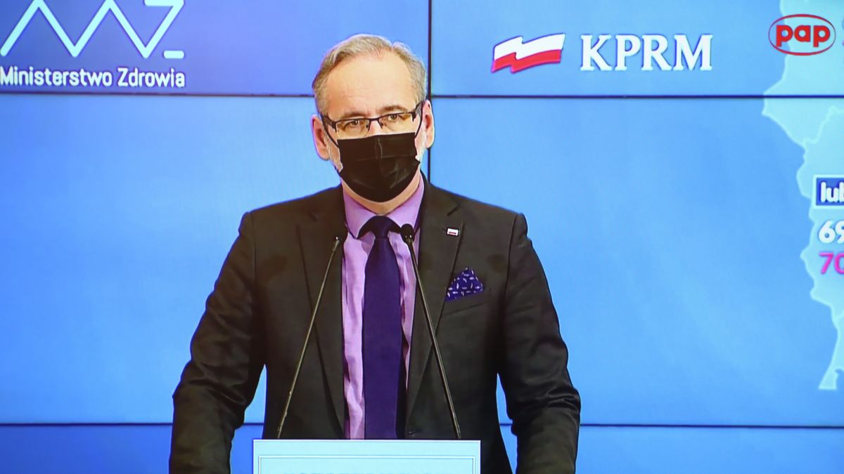 Warszawa, 14.04.2021. Koronawirus w Polsce. Minister zdrowia Adam Niedzielski podczas konferencji prasowej, transmitowanej z siedziby KPRM i oglądanej w jednym z mieszkań w Warszawie, 14 bm. Minister zdrowia poinformował o sytuacji epidemicznej w kraju i o przedłużeniu obostrzeń. (sko) PAP/Leszek Szymański