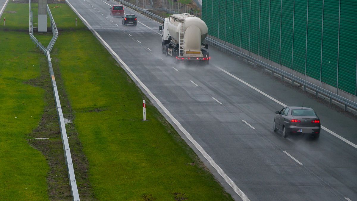 Polskie prawo jazdy "podstawowej" kategorii pozwala prowadzić pojazdy o masie do 3,5 t. W Niemczech kiedyś można było więcej