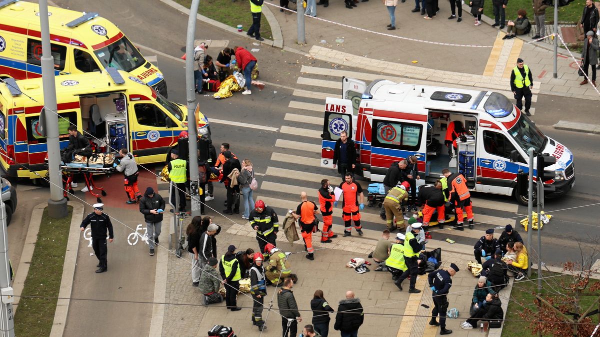 W centrum Szczecina doszło do bardzo groźnego wypadku. Tuż po godz. 15 kierowca samochodu potrącił 12 osób na przejściu dla pieszych