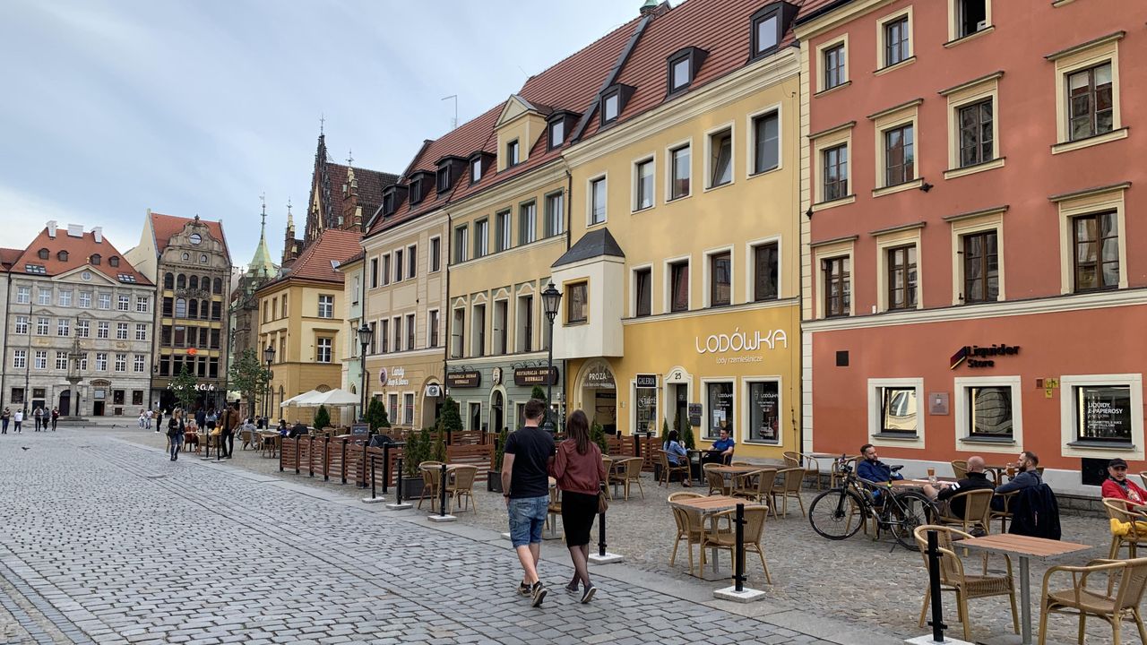 Wrocław. Ułatwienia dla niepełnosprawnych i autokarów. Czujniki wskażą wolne miejsca parkingowe