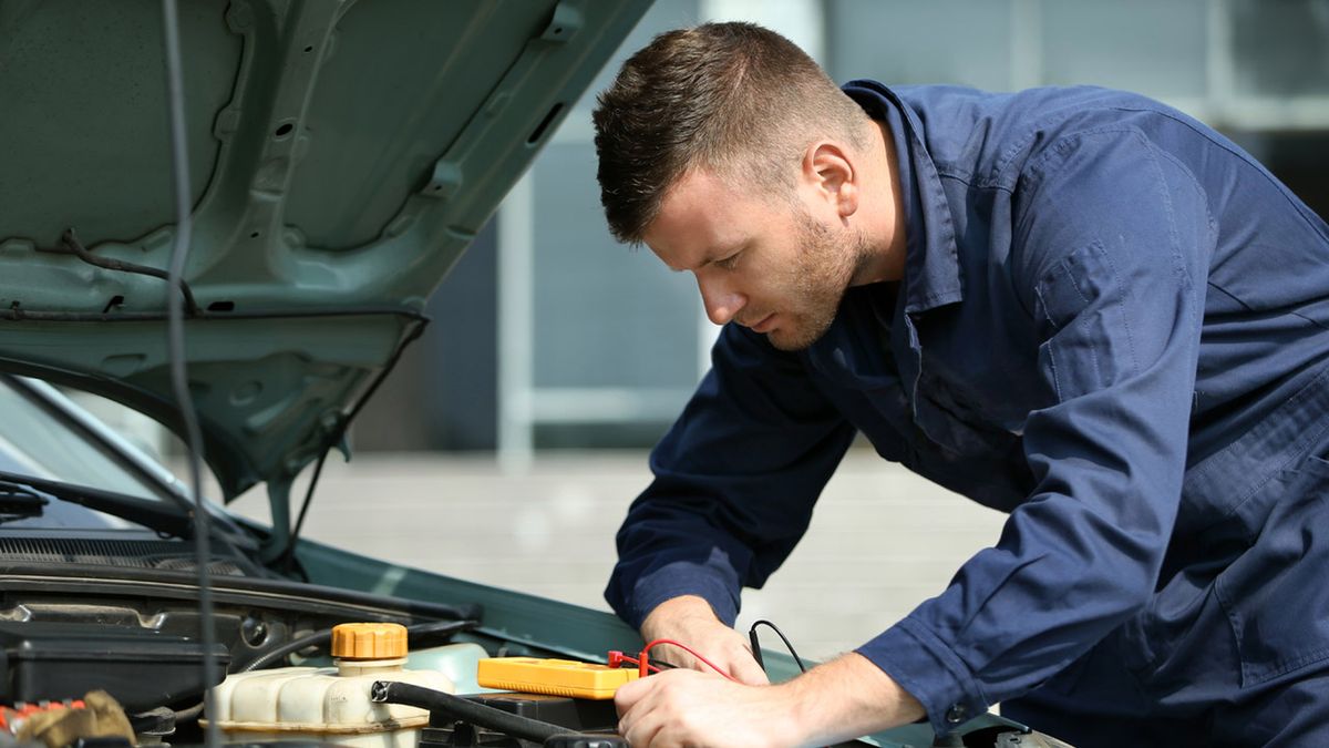 Mechanik sprawdza silnik w samochodzie.