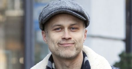 Maciej Zakościelny w samym fartuchu pichci na Wielkanoc i prezentuje odmienione oblicze. Fani dopytują: "Czemu bez spodni?". ODPOWIEDZIAŁ (FOTO)