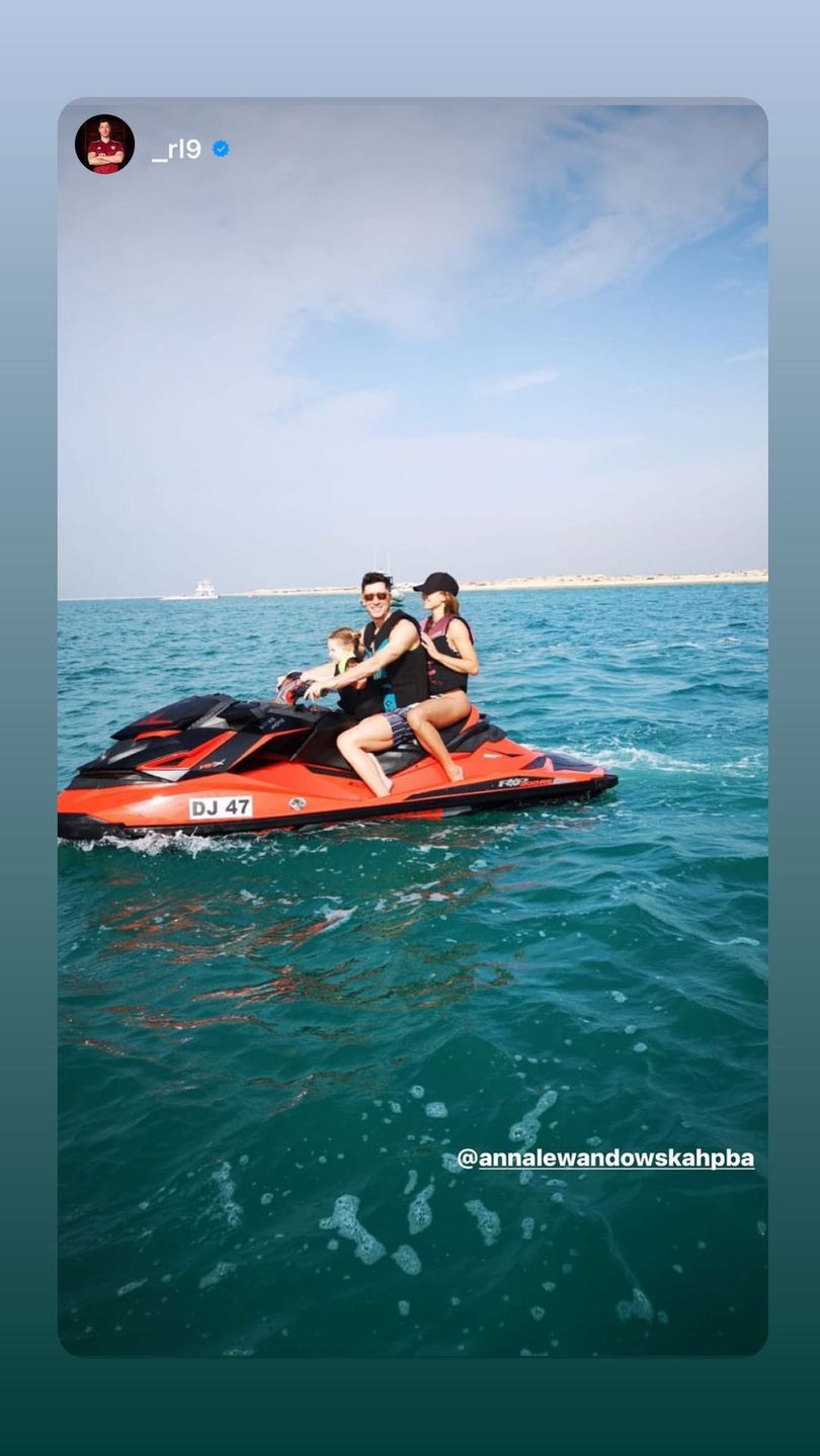 Anna Lewandowska i Robert Lewandowski  z córkami w Dubaju