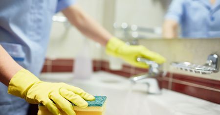 Sprzątaczka z hotelu zdradza, którego zachowania nienawidzi. Robi to wielu gości