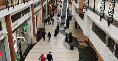 Nowe obostrzenia. Rząd zamyka sklepy w galeriach handlowych