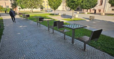 Zdewastowane meble do gry w szachy na Placu Litewskim czekają na naprawę. Mieszkańcy muszą uzbroić się w cierpliwość