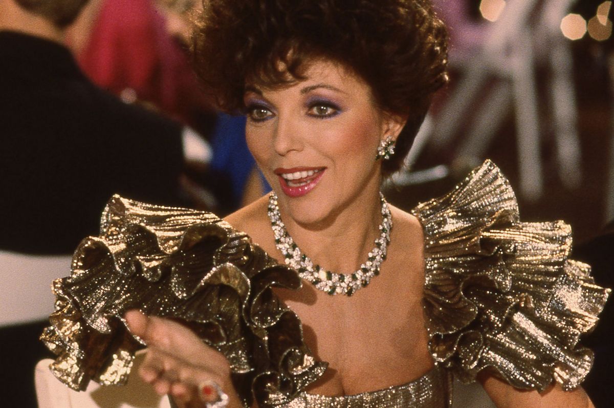 Joan Collins jako Alexis Carrington na planie serialu "Dynastia" w 1985 r.
