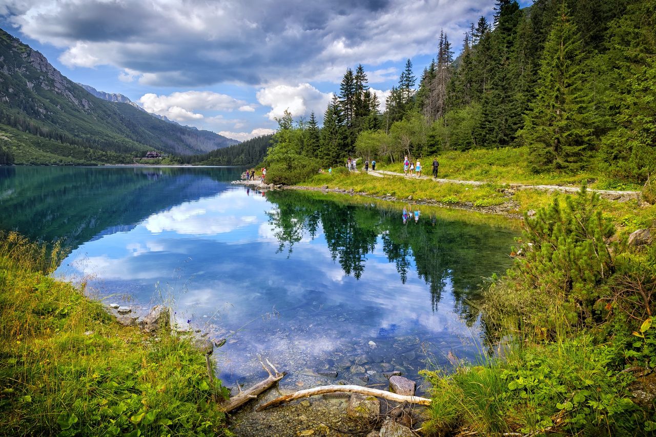 Morskie Oko. Nieodpowiedzialni turyści odpalili race i robili zdjęcia. Konsekwencje były dotkliwe