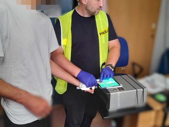 Kościerzyn: 36-latek wybił pięścią szybę w sklepie. To nie jego pierwszy wybryk