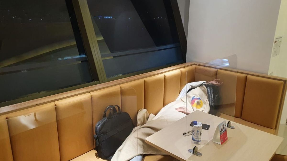 Pasażerowie muszą spać na ławkach i podłodze