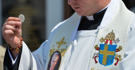 Ważna zmiana w Kościele. Kardynał Nycz odwołał dyspensę