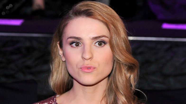 Rozłożona na ławce Kasia Tusk tuli się do męża, "przy okazji" reklamując trampki