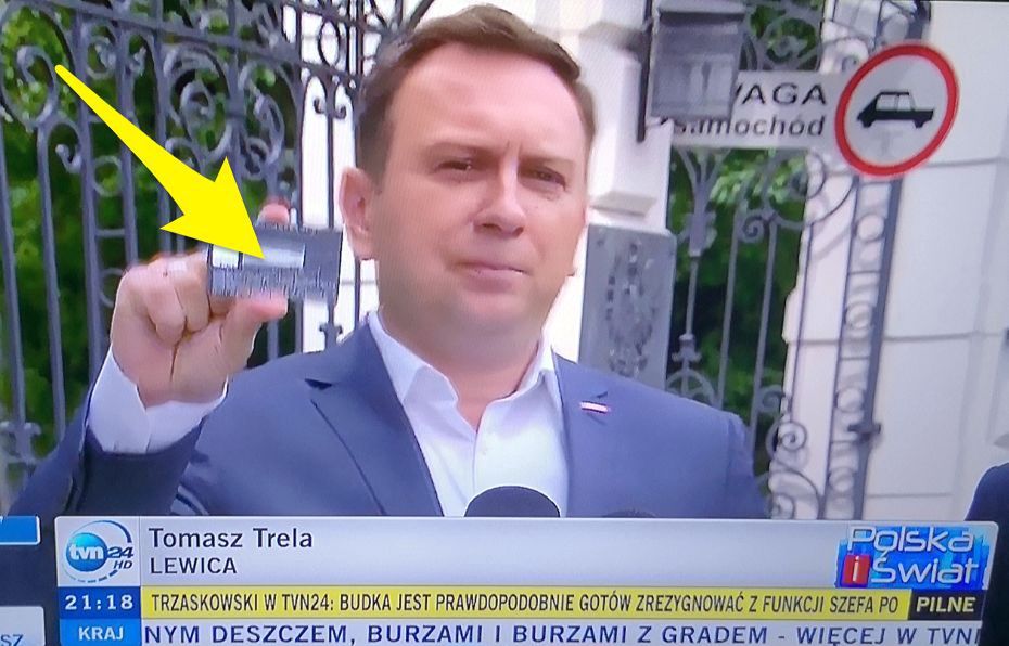 Poseł Tomasz Trela pokazał swoją kartę płatniczą w telewizji