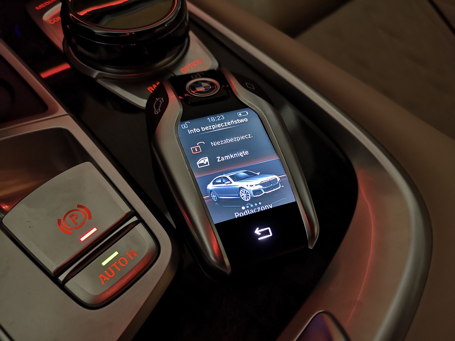 BMW 750i xDrive: Systemy wsparcia kierowcy, Night Vision, zdalne sterowanie i audio Bowers & Wilkins 32