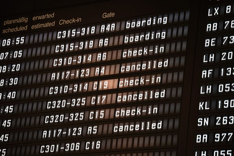 Według oficjalnych zapowiedzi dziennie miało być odwoływanych od 40 do 50 lotów. Jednak w niedzielę odwołano 82.