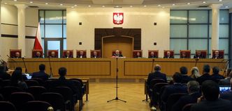 Projekt Andrzeja Dudy w sprawie obniżenia wieku jest zgodny z Konstytucją? Są wątpliwości