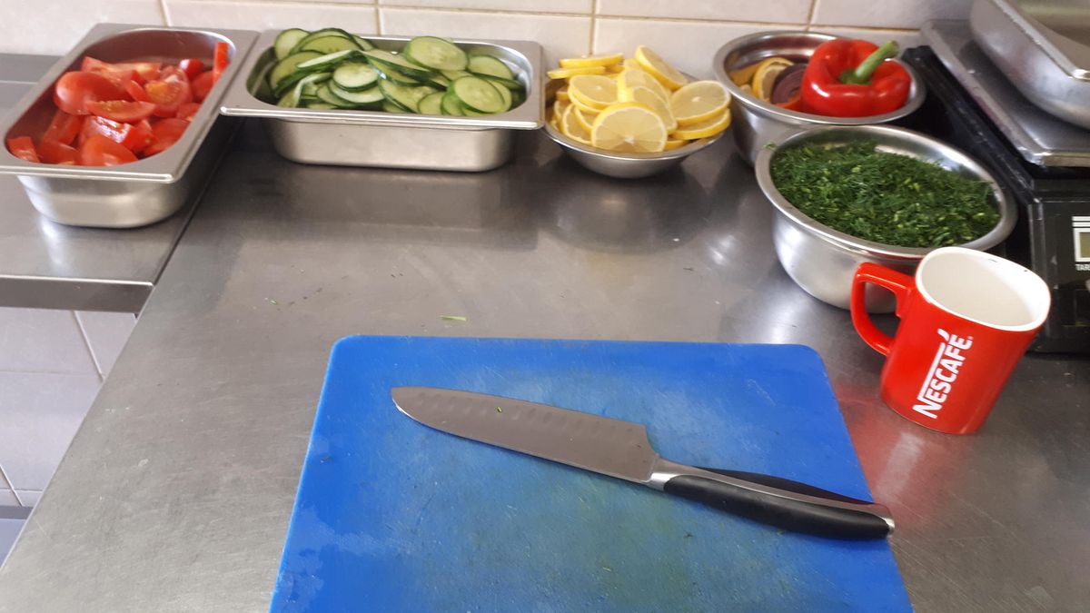 Pracownik kuchni w sezonowej restauracji na wagę złota. Może zarobić nawet 6 tys. zł