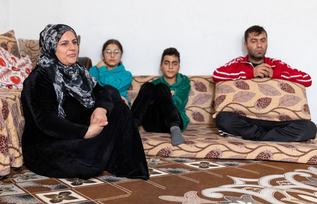 Sardar, Dżumana and two of their three children.