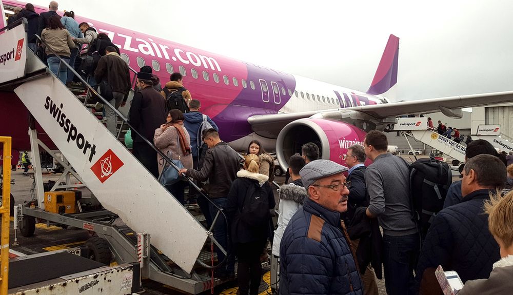 Wizz Air zostawił na lotnisku kilkudziesięciu pasażerów. Linia jest zdziwiona, że wszyscy chcieli polecieć