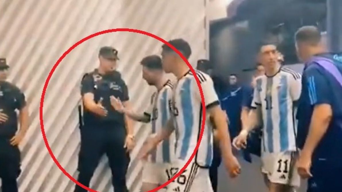 Lionel Messi i policjanci w katakumbach stadionu