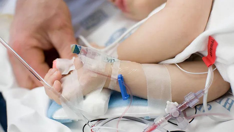 Na świat przyszedł chłopiec z dwoma penisami i bez odbytu. Jego rodzice są spokrewnieni