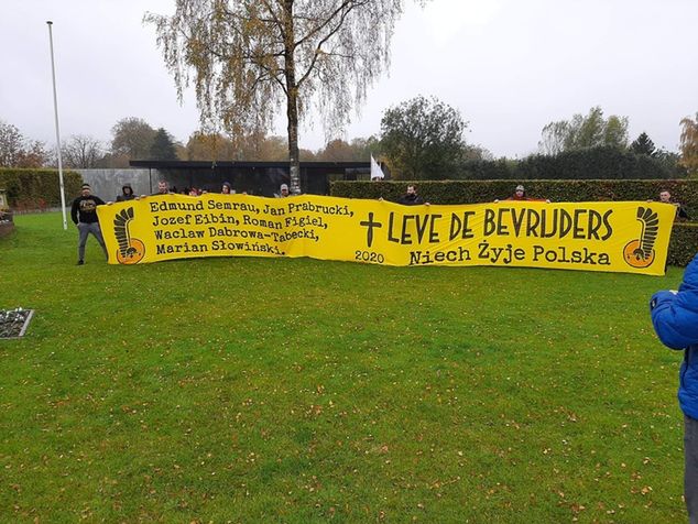 Cmentarz w Bredzie. Fani z transparentem upamiętniających żołnierzy zmarłych w roku poprzednim