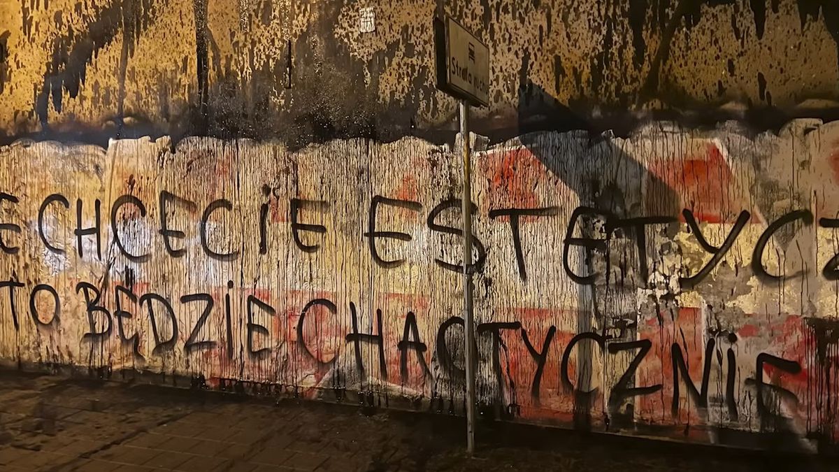 YouTube / Weszło / Na zdjęciu: ściana zniszczona przez pseudokibiców Widzewa Łódź